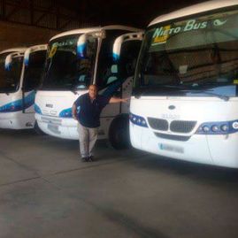 Autocares y taxis Nieto hombre junto a buses