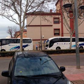Autocares y taxis Nieto buses estacionados en la calle